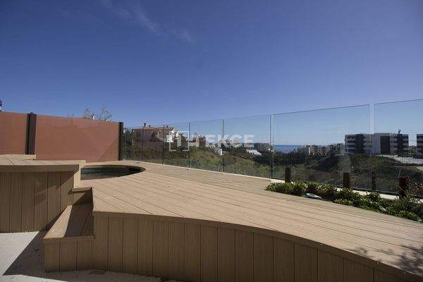 Sea-View Apartment in El Higuerón, Fuengirola with Jacuzzi