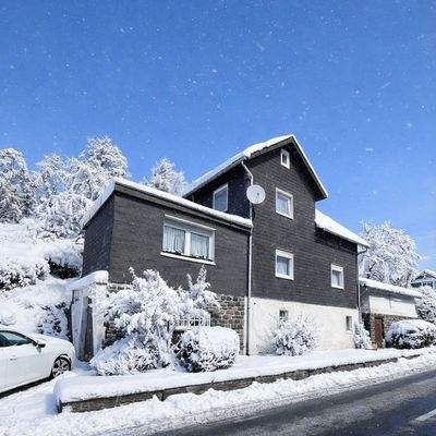 Großes Wohnhaus mit Bergblick