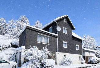 Großes Wohnhaus mit Bergblick