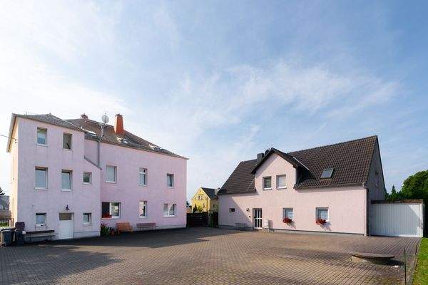 Rückansicht mit Seitengebäude