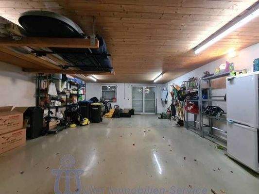 Foto 29_Doppelgarage mit Ausgang zum Garten.JPG