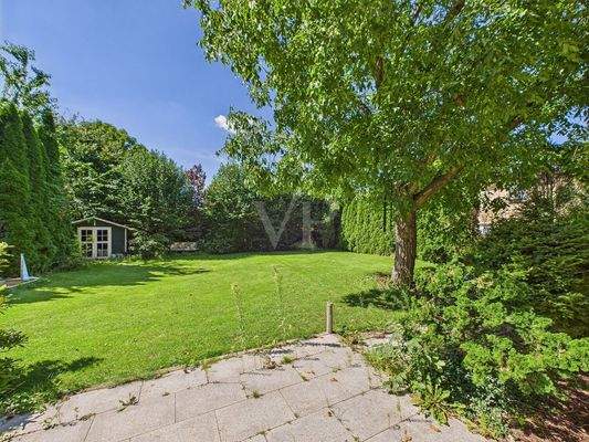 Blick von der Terrasse in den Garten