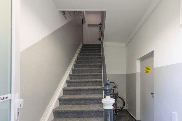 Treppenaufgang zur Büroeinheit