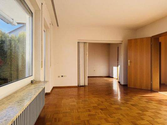 Wohnzimmer mit Blick ins Esszimmer