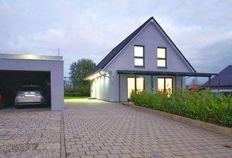 das Haus, Einfahrt und Garage