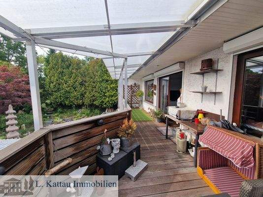 großer überdachter Balkon