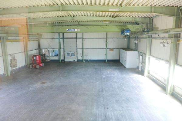 Blick in Halle 1 v. Büro