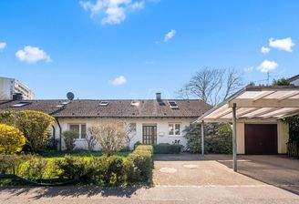 Außenansicht mit Blick auf Garage und Carport 