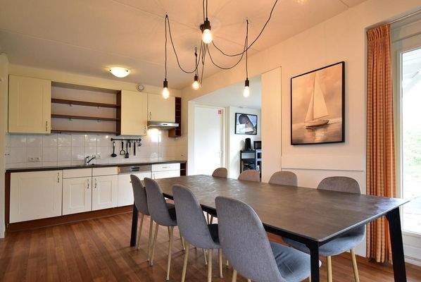 chalet-kaufen-summio-park-aquadelta-bruinisse-niederlande-offene-wohnkueche-essbereich-2025