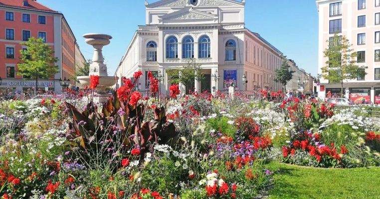 Blumenmeer und Gärtnerplatz-Theater
