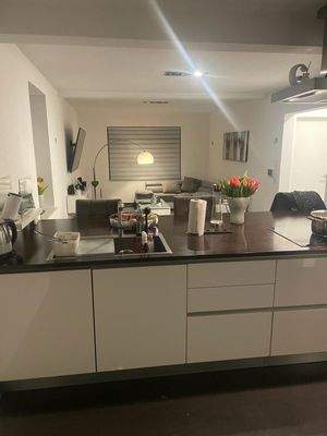 Vorderhaus mit Küchenblock/Esstheke