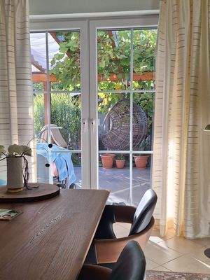 Sicht von innen zum Garten