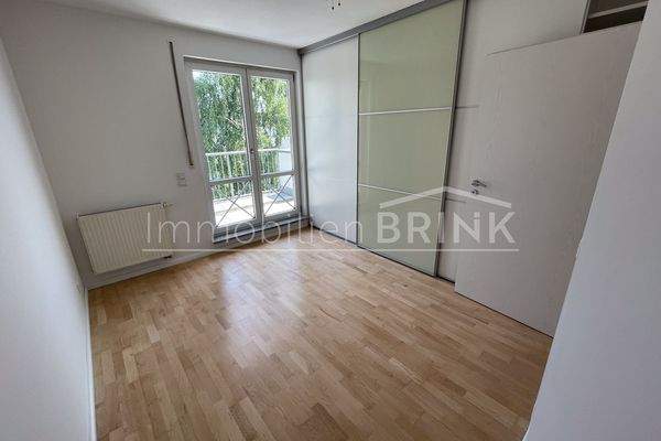 Helles Schlafzimmer mit Einbauschrank.jpg