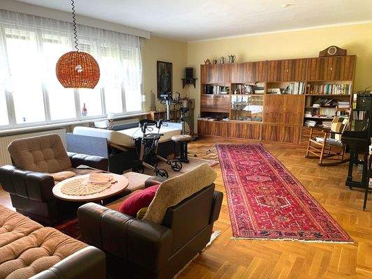 Wohnzimmer m. großer Fensterfront, Blick ins Grüne