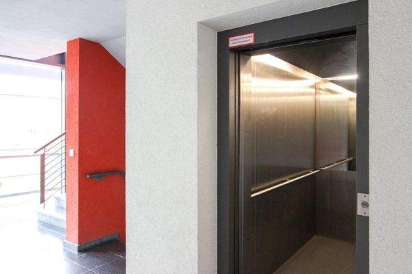 Treppenhaus mit Aufzug