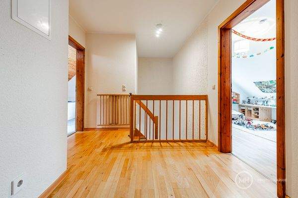 Flur OG mit Blick zum Bad