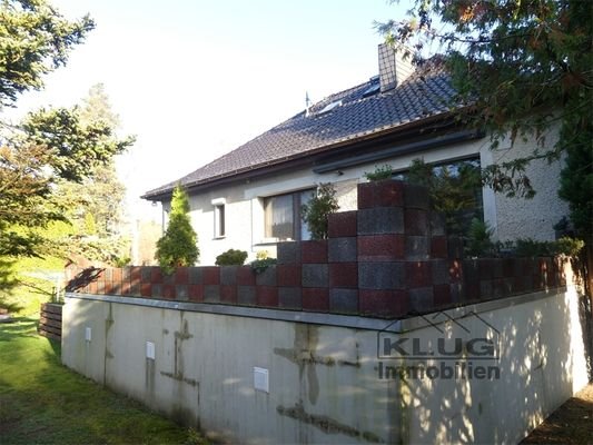 Seitliche Ansicht mit Terrasse