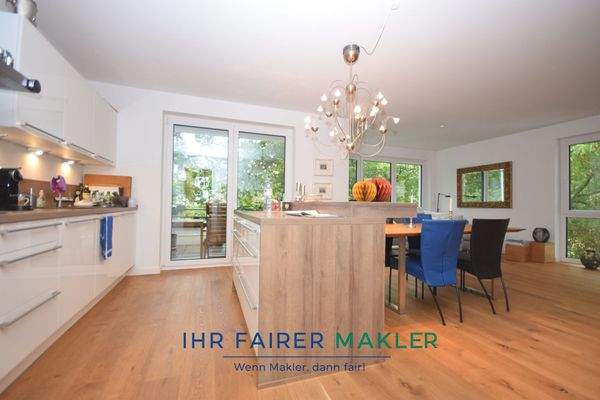 Küche mit Blick ins Wohnzimmer