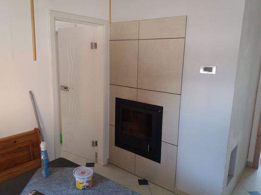 Kamin vom Flur aus beheizbar.jpg