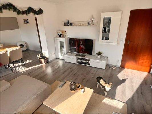 Wohnbereich rechts mit Blick zur Tür zu Eing-Flur