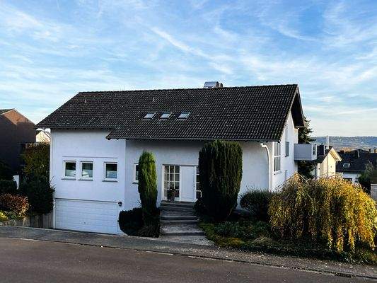 Vorderansicht - des Hauses – modern und gepflegt.