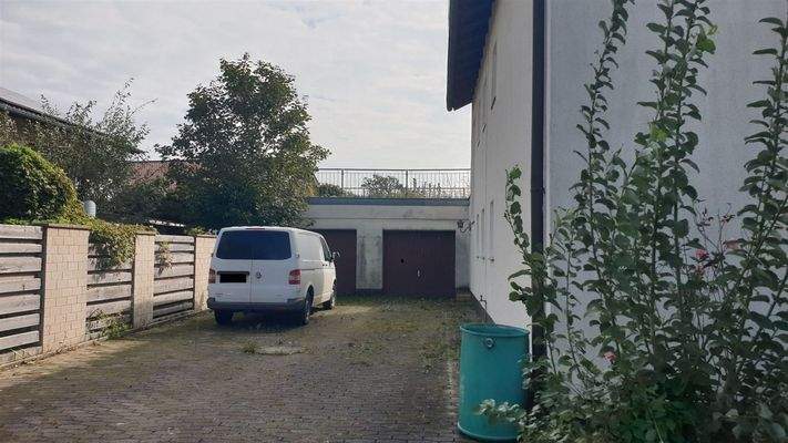 Einfahrt mit Stellfläche