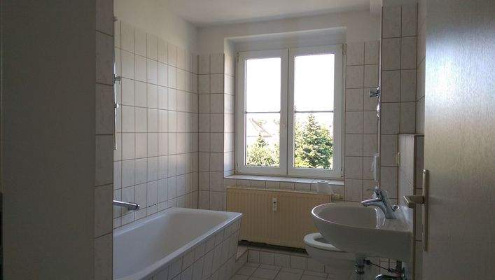 Bad mit Wanne, WC, Waschtisch und WM-Anschluss