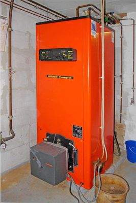 Heizungsraum mit Ölheizungsanlage