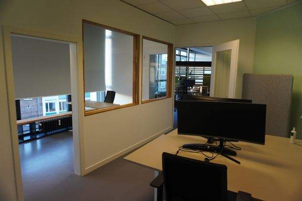 Büroraum mit 2 Arbeitsplätzen Durchgang.JPG