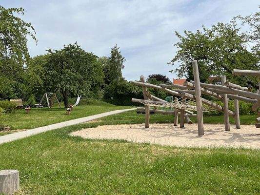 großzügiger Spielplatz