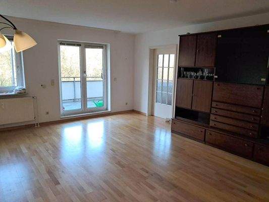 Großes Wohnzimmer mit Balkon