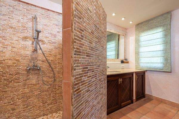 Badezimmer mit Dusche