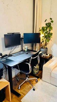 Arbeitsplatz mit Bildschirmen 