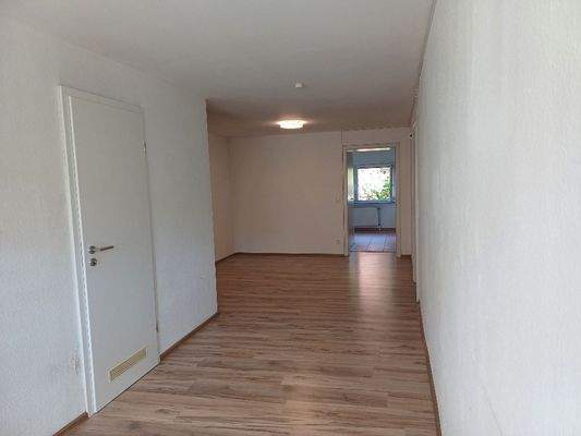 Wohnzimmer und Tür zur Küche