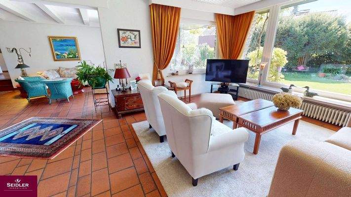 Wohnbereich mit großzügigen Fenstern