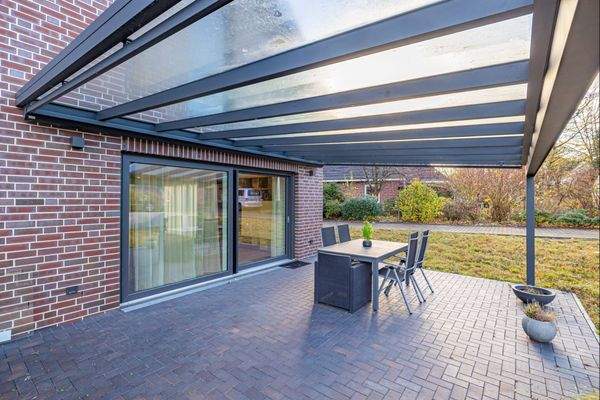 überdachte Terrasse mit Markise