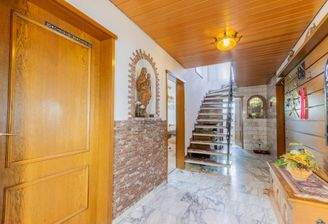 Flur/Treppenhaus mit Marmor-Treppe