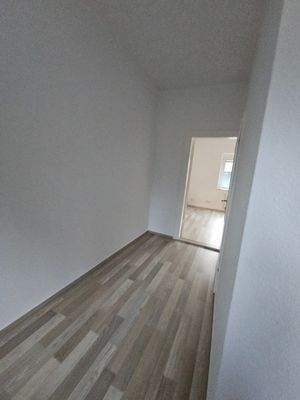 Langer Flur mit Zimmer