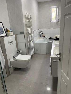 Badezimmer mit Wanne und Dusche im EG