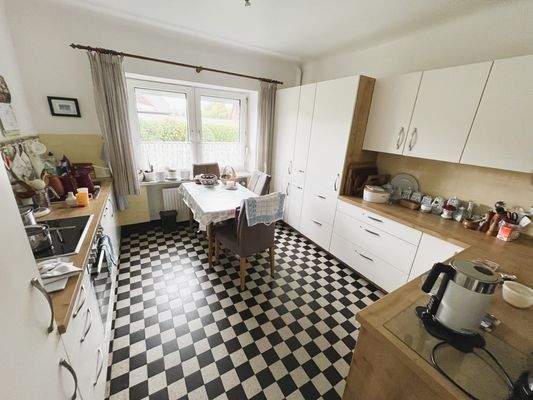 Große Küche im Erdgeschoss