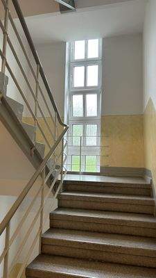 Blick in ein sauberes und gepflegtes Treppenhaus