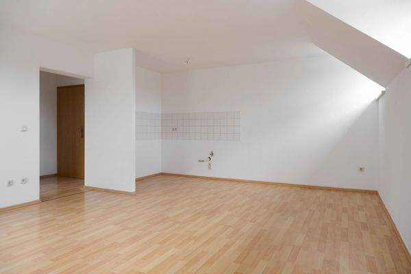 Wohnzimmer mit offener Küche