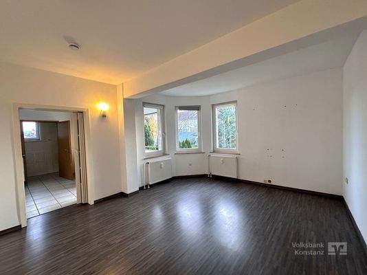 Wohnzimmer mit Zugang zur Küche