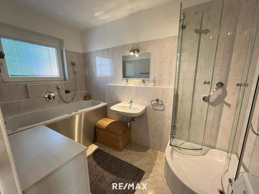 Bad mit Whirlpool Badewanne und Dusche