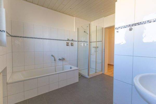 Tageslichtbad mit Badewanne und Dusche