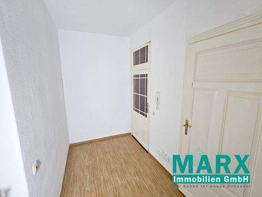 Flur mit Blick zur Eingangstür