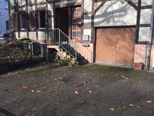 Einzelgarage mit 2 vorgelagerten Stellplätzen