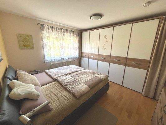 Schlafzimmer mit Kleiderschrank.jpg