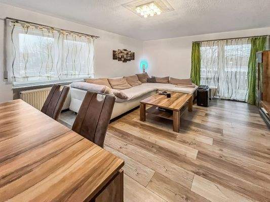 Wohnzimmer mit Balkonzugang