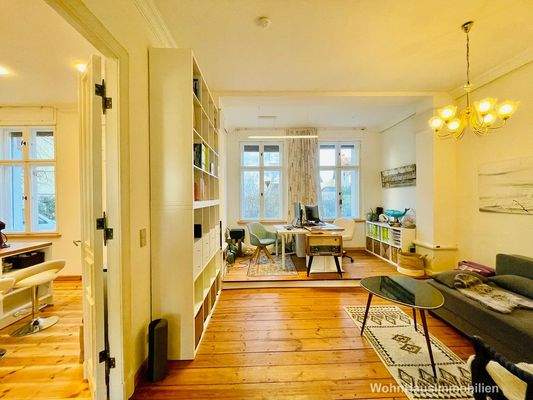 Das Arbeitszimmer liegt neben der Küche